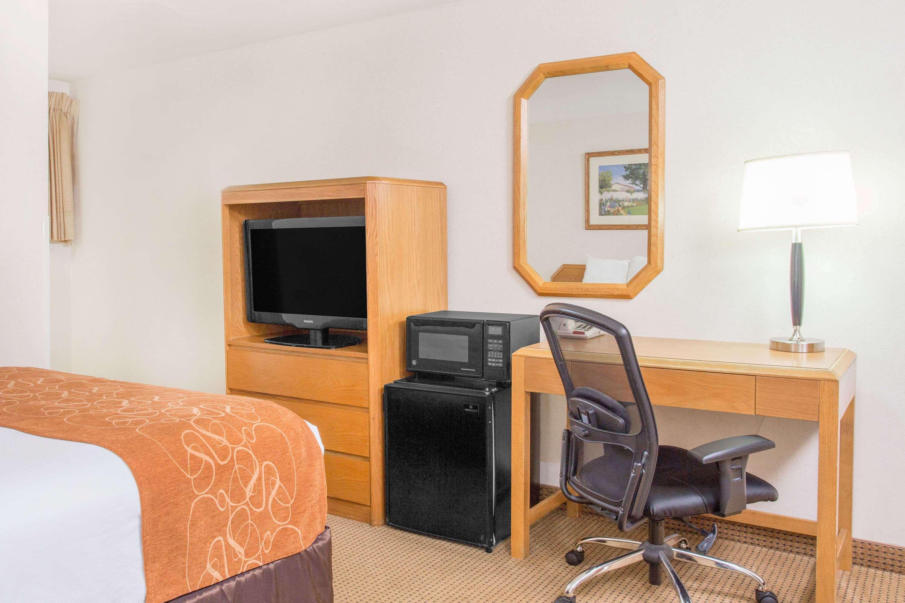 Days Inn By Wyndham Marquette Extérieur photo