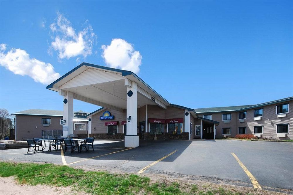 Days Inn By Wyndham Marquette Extérieur photo